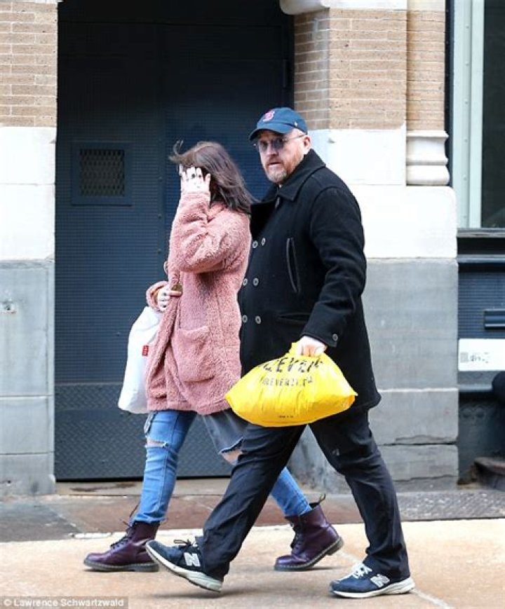 
Who is Louis C.K.’s daughter Kitty Szekely? Wiki, Age, Birthday, Actor, Comedian, Father, Parents 