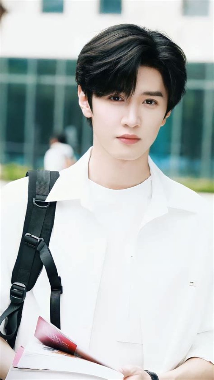 Yang Zi Biography, Age, Height, Husband, Net Worth, Family