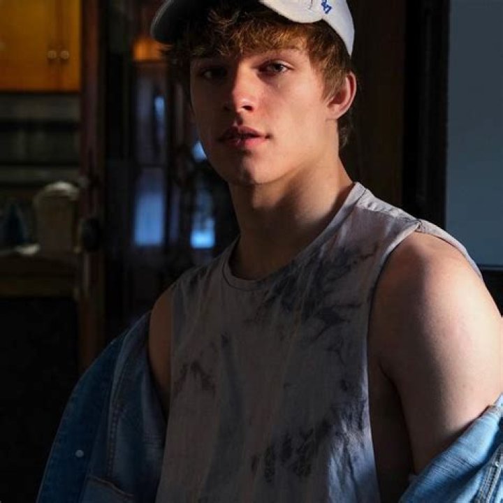 Zane Hijazi (Youtuber) Wikipedia, Bio, Age, Height, Weight, Girlfriend, Net Worth, Facts